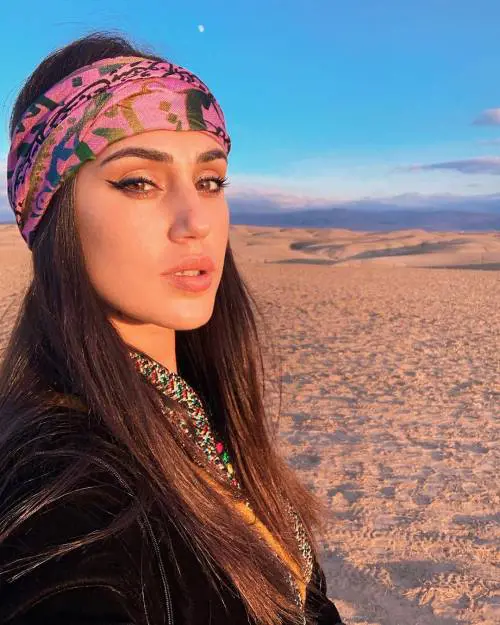 Cecilia Rodriguez fuori controllo: selfie in ascensore senza pantaloni