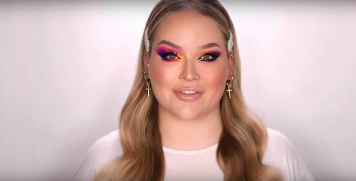 Polemica social sulla beauty influencer Nikkie: "Ero un uomo"