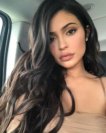 Kylie Jenner sexy e legata ad una corda