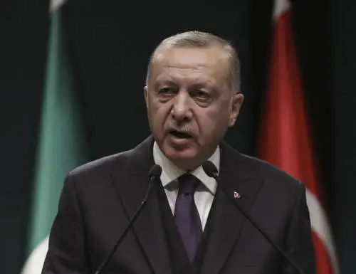 Migranti, Erdogan alla Grecia: "Aprite i confini e fateli andare in Europa"