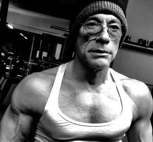 Jean Claude Van Damme fa un appello ai fan sui social: "Pregate per il mio gatto"