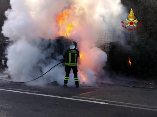 Incendio sulla via Cassia: mezzo Ama in fiamme