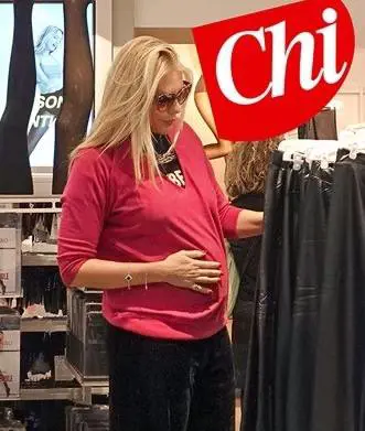 Eleonora Daniele fa shopping col pancione
