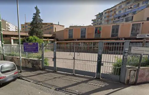 La classe è al buio: gli alunni fanno lezione nei corridoi della scuola