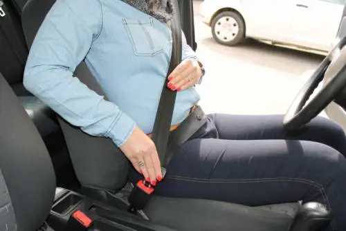 Automobilisti e passeggeri senza cinture di sicurezza, multe raddoppiate