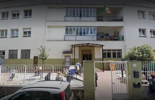 Scuola separa i bimbi in base al reddito: “Qui i ricchi, lì i figli dei poveri”