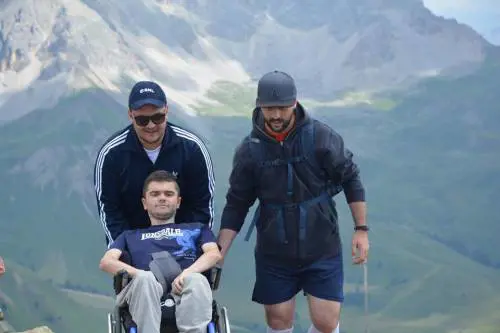 Disabile morto dopo una caduta: il Comune ha già riasfaltato la buca