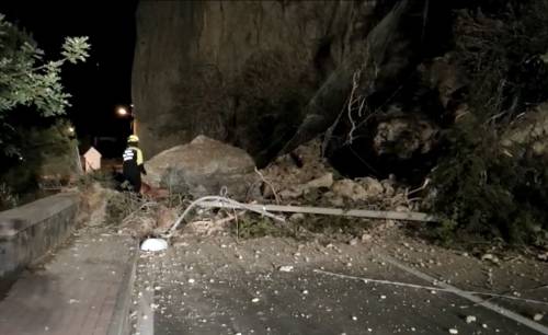 Crolla la montagna a Ventimiglia, unità cinofila tra le rocce