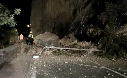 Crolla la montagna a Ventimiglia, unità cinofila tra le rocce