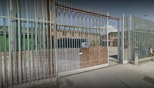 Salerno, padre violenta figlia quando sono soli in casa: condannato