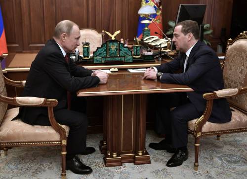 Russia, primo ministro Medvedev si dimette con il governo