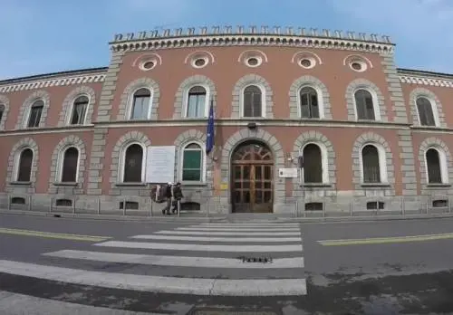 Sorpreso a spacciare, pusher albanese aggredisce i militari a Milano