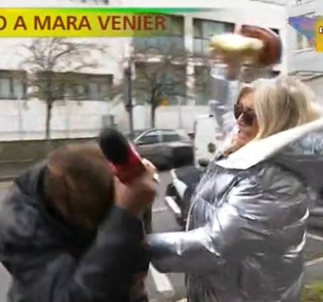 Mara Venier prende a calci Staffelli dopo la consegna del Tapiro