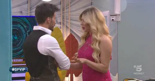 Gf Vip, entra Paola Caruso contro Gonzalez: "Se ti strusci con una ragazza lei pensa di piacerti"