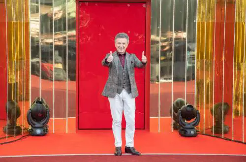 Gf Vip, siparietto tra Pupo e Wanda Nara: "Insegnami una strategia per toglierle il reggiseno"