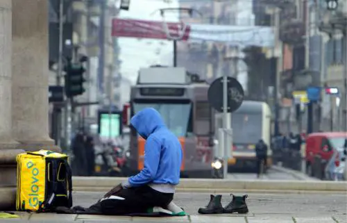 Chini e senza scarpe rivolti alla Mecca: la preghiera islamica dei "riders" del cibo