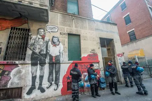 Milano, blitz della polizia: aggredirono i pompieri a Capodanno