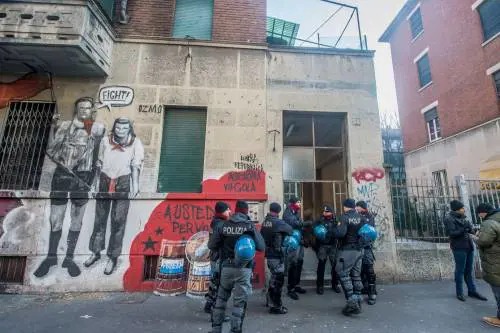 Blitz delle forze dell'ordine in via Gola, a Milano