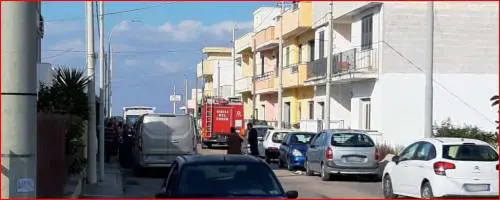 Si barrica con la bombola del gas accesa: salvato in extremis
