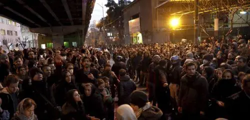 Iran, la dura minaccia contro l'ambasciatore della Gran Bretagna: "Andrebbe fatto a pezzi"