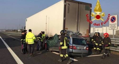 Tragico incidente sulla A1: auto finisce sotto un camion, 2 morti
