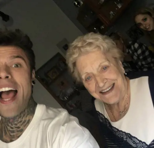 "Oggi ci vorrebbe Mussolini". Ma la sinistra non perdona le parole della nonna di Fedez