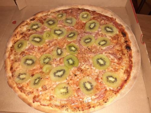 Arriva la pizza con il kiwi, l'inventore: "Dall'Italia minacce di morte"