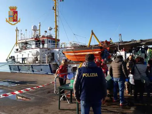 Taranto, a bordo della Sea Watch 3 uno scafista