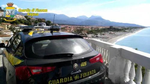 Spacciatori con il reddito di cittadinanza beccati dalla guardia di finanza