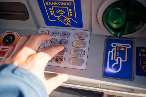 Varese, sgominata la "banda dei bancomat": rubavano i pin