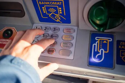 Bologna, avvelenarono 63enne per rubargli il bancomat: 2 arrestati