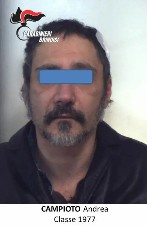 Brindisi, dopo l'aggressione sangue e vetri rotti
