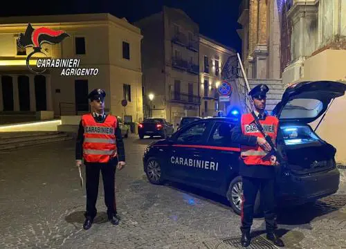 Scoppia la lite nella movida: giovane colpito in testa con una bottiglia di vetro