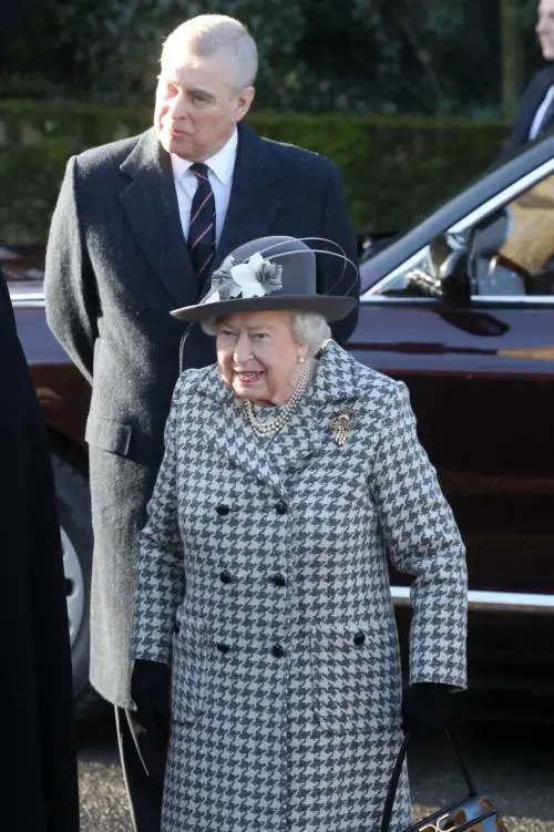 Prima uscita pubblica della regina al fianco del principe Andrea
