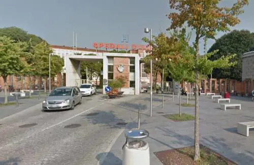 Massacra la compagna e dà fuoco alla sua casa: lei si salva e lo denuncia