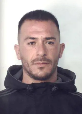 Il complice scappa in auto e lui rimane a terra: arrestato pusher