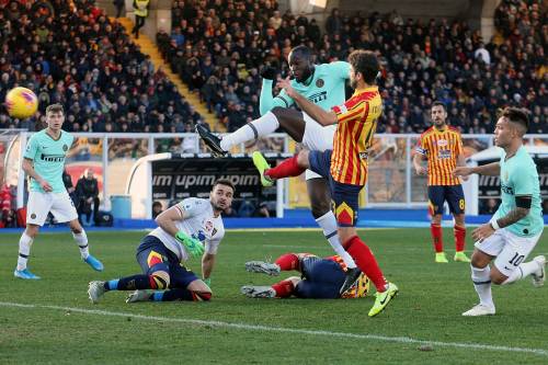 L'Inter sbatte sul Lecce: finisce 1-1. La Juventus può scappare via