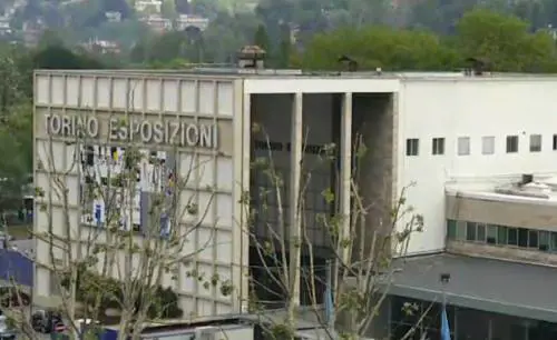 Torino, clandestini sfondano parete e occupano edificio: denunciati