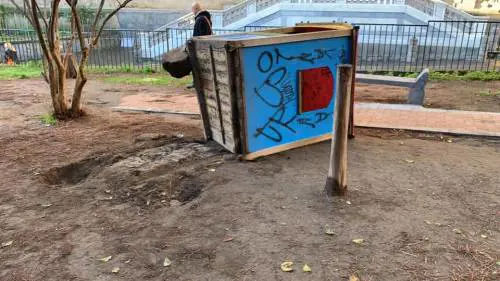 Vandali distruggono parco giochi per i bimbi nel monastero di Santa Chiara