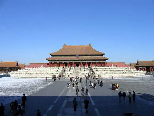 Cina, lo sfregio di due donne ricche a Xi: in Suv nella Città Proibita