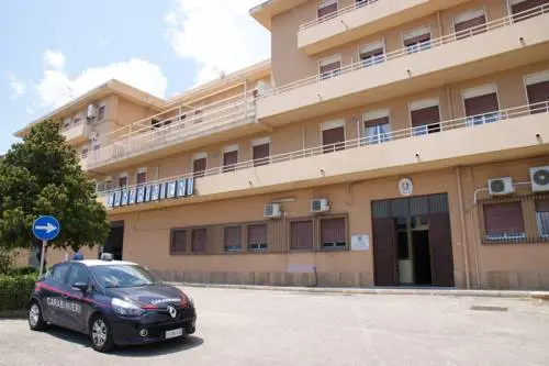 Litigano per un parcheggio e lo accoltella: in manette un anziano