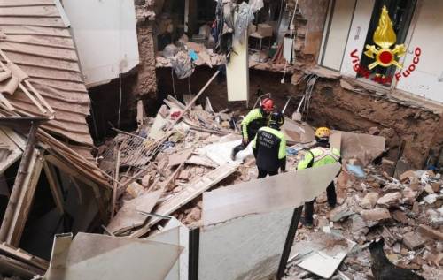 Crolla parte di una palazzina: sfiorata la tragedia a Catania