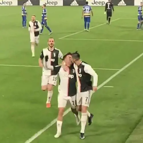 Ronaldo e Dybala, il bacio fortuito diventa virale