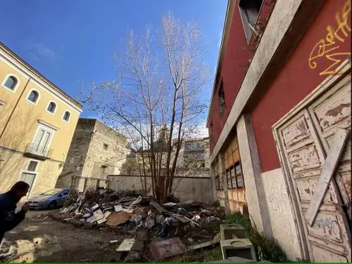 Lo scempio nell'ex caserma dei vigili del fuoco