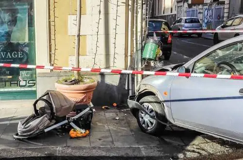 Auto impazzita travolge passeggino: il bimbo rimane illeso