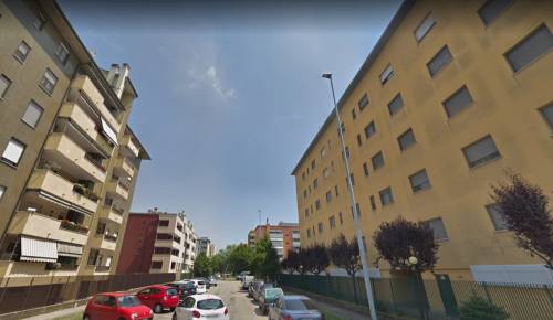 Milano, straniero lancia posacenere e accoglie militari col coltello