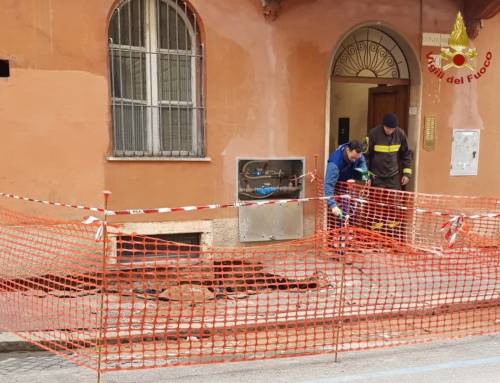 Roma, si apre una voragine al Colosseo: evacuati appartamenti e negozi