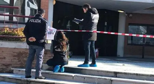 Mestre, donna si dà fuoco davanti al tribunale dei minori