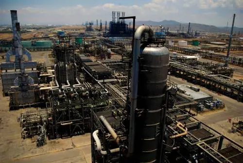 Crolla il prezzo del petrolio nei mercati Usa. È la prima volta nella storia