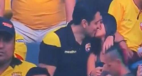 Ecuador, bacia l'amante durante la partita: ripresi dalle telecamere